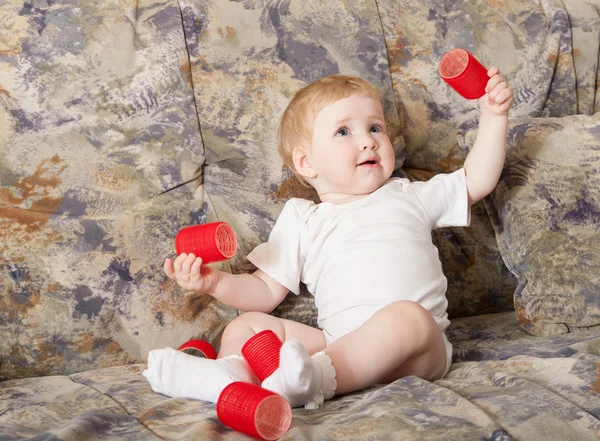 Mooie babymeisje spelen met haar rollen — Stockfoto