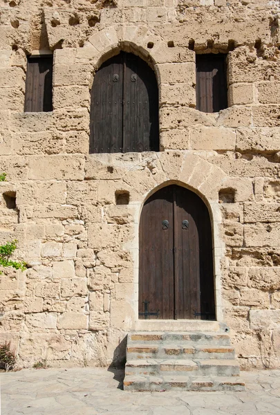 Puertas cerradas de madera de fortaleza medieval — Foto de Stock