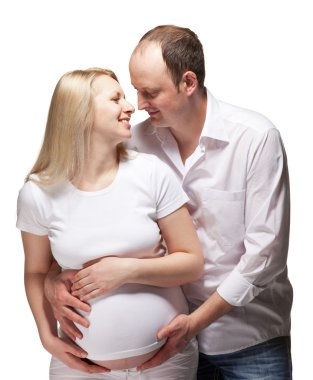 kocası ile mutlu bir hamile kadın