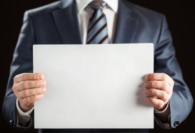 Boş kağıt tutan iş adamı
