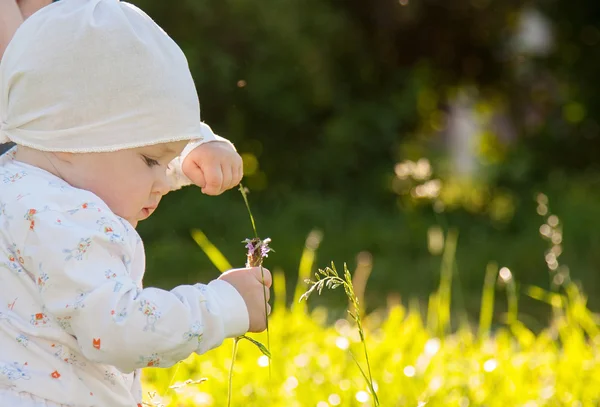 Baby flicka i en sommar park — Stockfoto