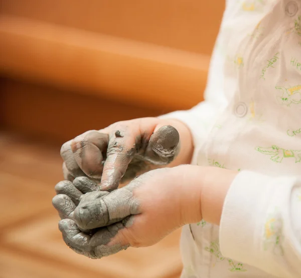 Weinig meisje modellering klei speelgoed — Stockfoto