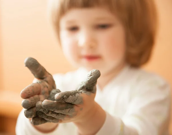 Little girl modelling clay toy — Stock Photo, Image