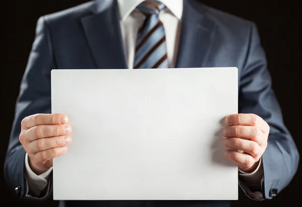 Empresario sosteniendo papel en blanco — Foto de Stock