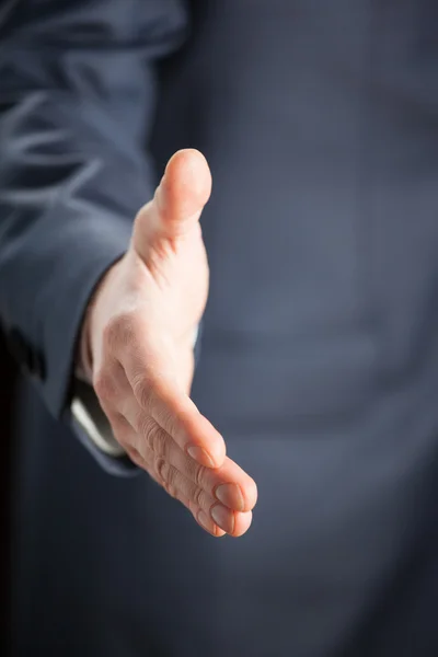 Бизнесмен предлагает вам рукопожатие — стоковое фото