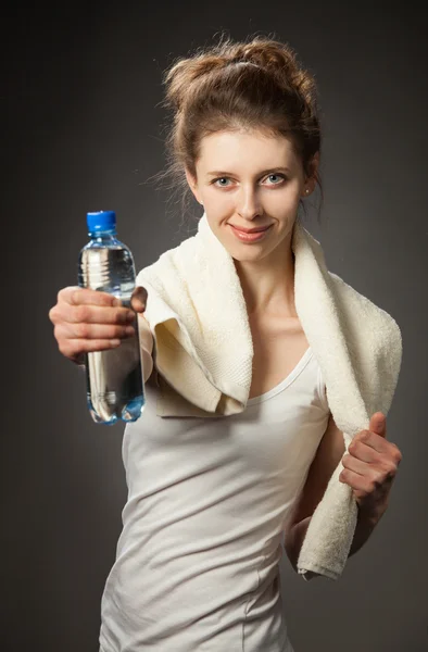 Mujer joven con botella de agua después del ejercicio físico —  Fotos de Stock