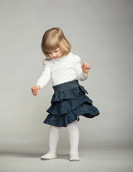 Hravá holčička tančí — Stock fotografie