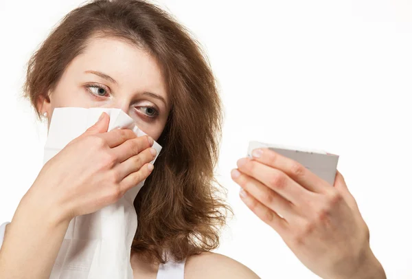 Nainen, jolla on allergia ja valitsee lääkkeen — kuvapankkivalokuva