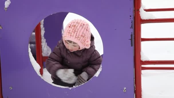 Schattig klein meisje buiten spelen — Stockvideo