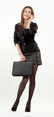 Telefonda konuşan genç çekici gülümseyen iş kadını