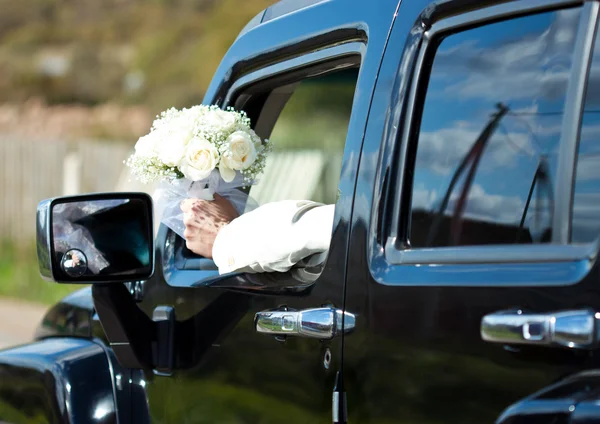 Brudgummen sitter i bilen — Stockfoto