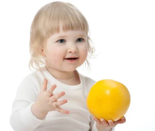 Barnet med en grapefrukt — Stockfoto