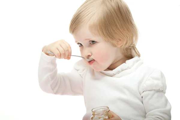 La niña está comiendo. —  Fotos de Stock