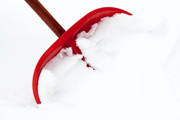 雪の除去のための赤のシャベル — ストック写真