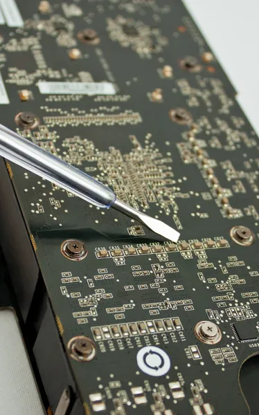 Proceso de reparación de la tarjeta electrónica del ordenador — Foto de Stock