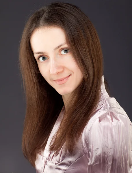 Retrato de uma jovem encantadora — Fotografia de Stock