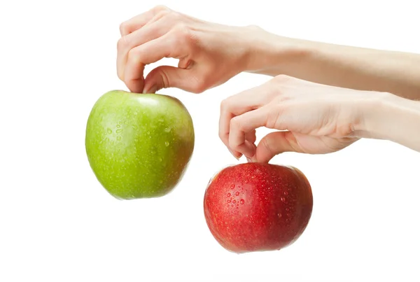 Les mains humaines tenant des pommes fraîches appétissantes — Photo