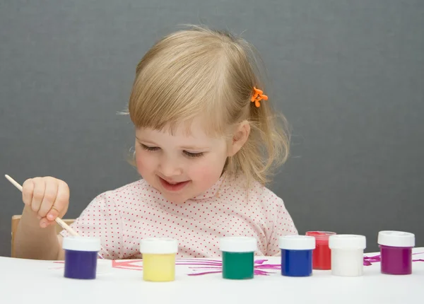 De baby meisje studies tekenen — Stockfoto