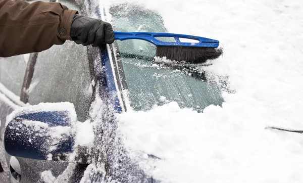 Usuwanie śniegu z samochodu — Zdjęcie stockowe