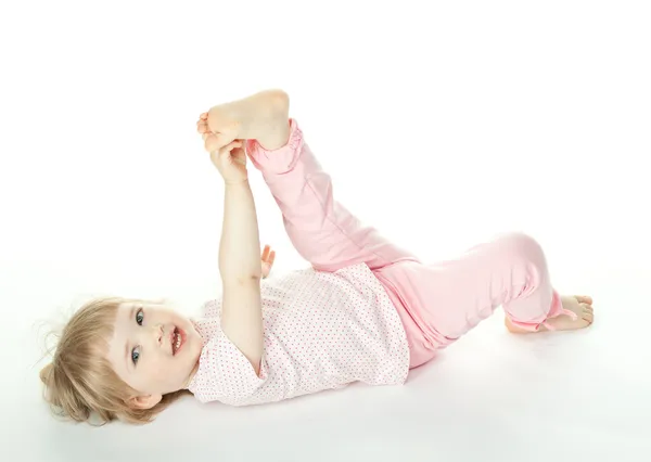 La niña está tirada en el suelo. — Foto de Stock