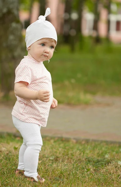 小さな女の子は歩く — ストック写真
