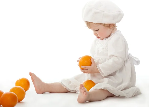 A menina com muitas laranjas — Fotografia de Stock