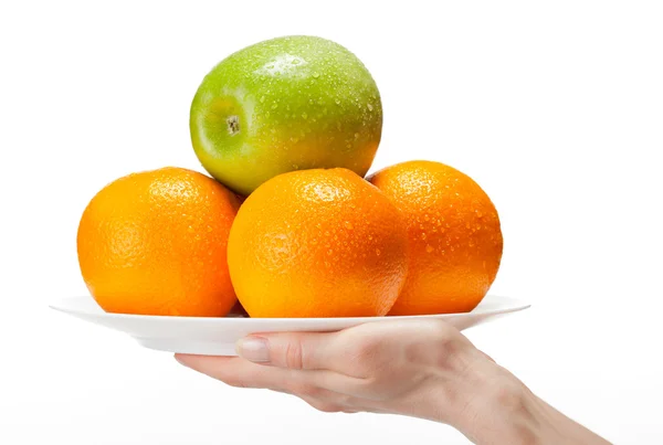 Mãos humanas segurando prato cheio de frutas apetitosas frescas — Fotografia de Stock