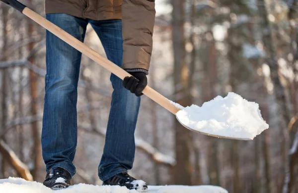 Uomo che toglie la neve da un tetto — Foto Stock