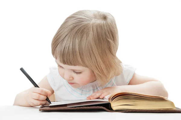 Niña escribiendo cartas con una pluma — Foto de Stock