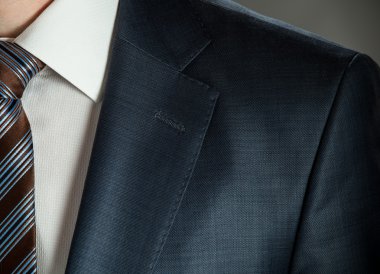 Resmi giyimde iş adamı