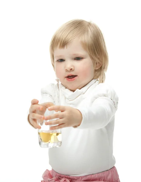 Das kleine Mädchen mit einem Glas Saft. — Stockfoto