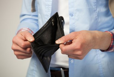 boş siyah çanta tutan eller