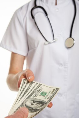 Doktor, hastanın para alır.