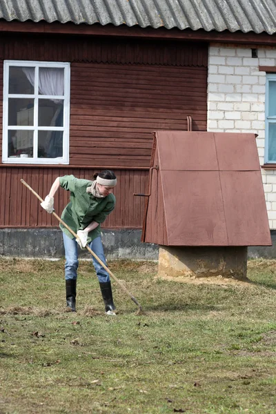 Mujer trabajando al aire libre — Foto de Stock