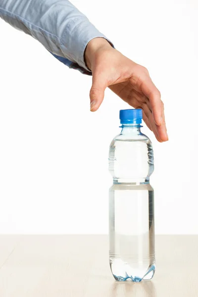 Mão humana estende-se para fora para garrafa de água — Fotografia de Stock