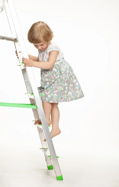 Das freche kleine Mädchen, das die Leiter hinuntergeht — Stockfoto