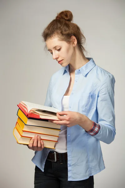 Studerande läser en bok — Stockfoto