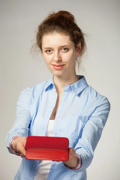 Estudante atraente mostrando um livro — Fotografia de Stock