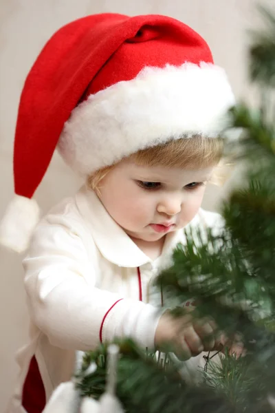 Bambina decorare l'albero di Natale — Foto Stock