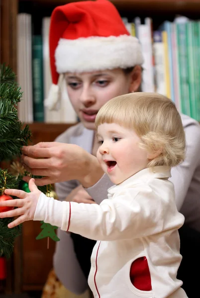 Cerca del árbol de Navidad — Foto de Stock