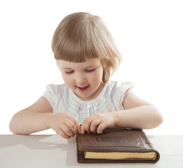 Sorrindo menina abrindo um livro — Fotografia de Stock