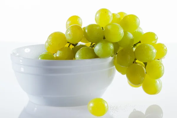 Uvas verdes en un tazón blanco — Foto de Stock