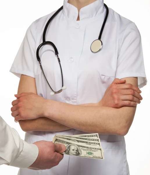 Patient zahlt Geld für ärztliche Leistung — Stockfoto