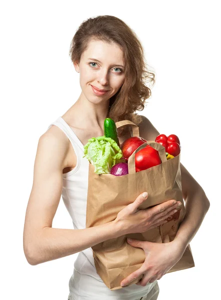 Νεαρή γυναίκα με λαχανικά και φρούτα σε τσάντα για ψώνια — Φωτογραφία Αρχείου