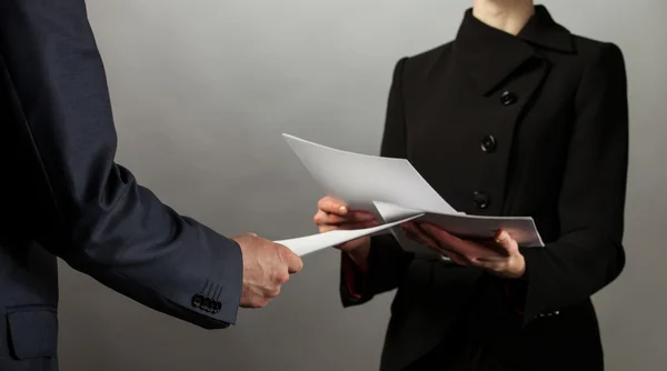 Échange de documents entre hommes et femmes d'affaires — Photo