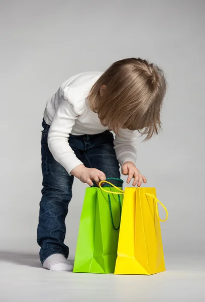 Ragazza che fa capolino in una borsa della spesa — Foto Stock