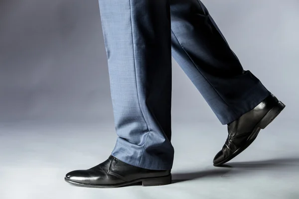 Stopy człowieka w buty — Zdjęcie stockowe