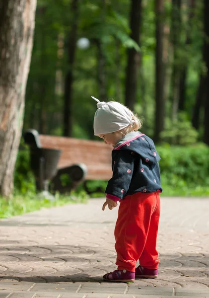Petite fille marchant dans un parc — Photo