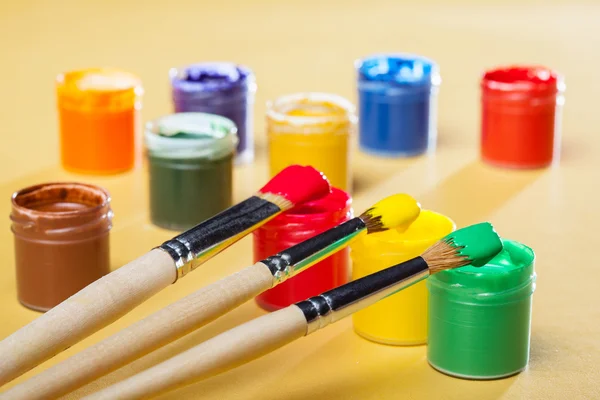 Tintas e pincéis para guache — Fotografia de Stock