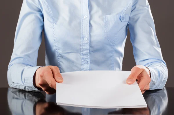 Zakenvrouw met documenten — Stockfoto